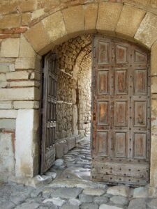 Albanien hölzernes Tor - Sento Wanderreisen