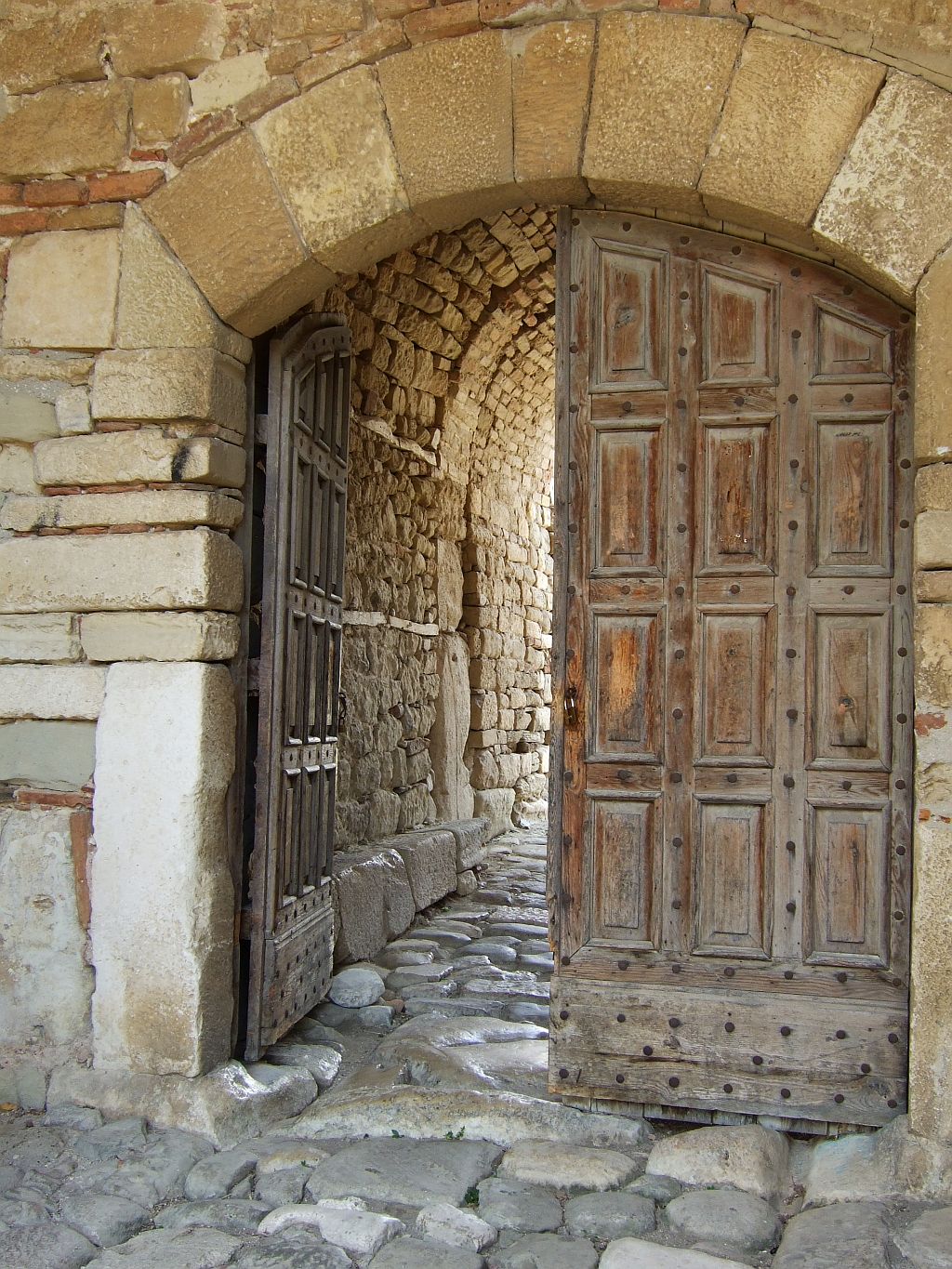 Albanien hölzernes Tor - Sento Wanderreisen