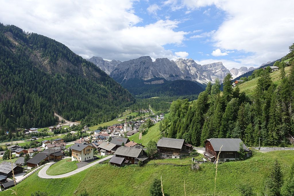 Südtirol Wandern in den Dolomiten - Blick auf Dorf Lungiarü - Sento Wanderreisen