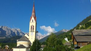Südtirol Wandern in den Dolomiten - Kirche Lungiarü - Sento Wanderreisen