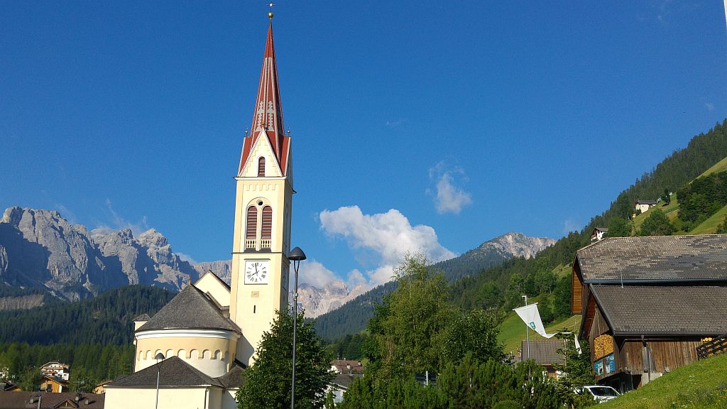 Südtirol Wandern in den Dolomiten - Kirche Lungiarü - Sento Wanderreisen
