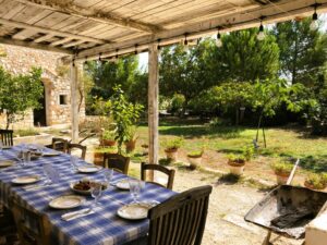 Apulien Koch-Erlebnisreise Garten gedeckter Tisch 3 - Sento Wanderreisen