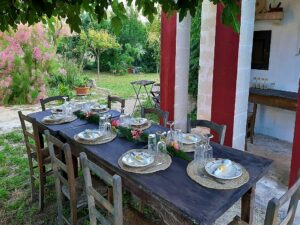 Apulien Koch-Erlebnisreise Garten gedeckter Tisch - Sento Wanderreisen