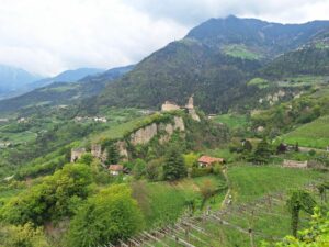 Südtirol Meran Frühling Schloss Tirol - Sento Wanderreisen