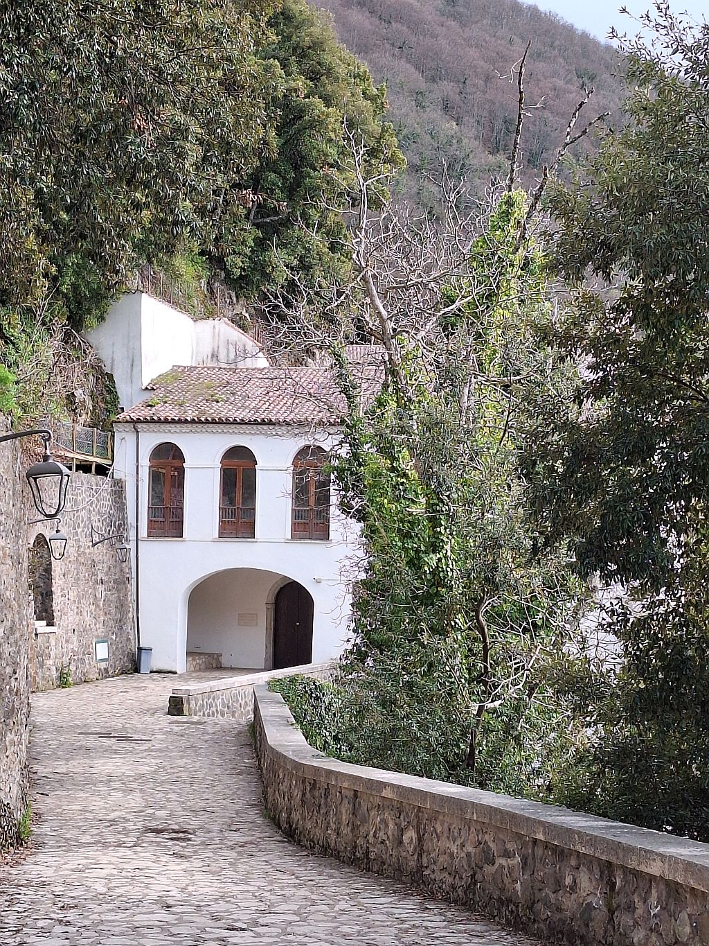 Wandern Italien Basilikata Kloster Monticchio-Seen - Sento Wanderreisen