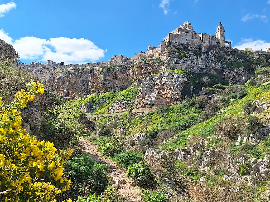 Wandern Italien Basilikata Matera Gravina von unten 1 - Sento Wanderreisen