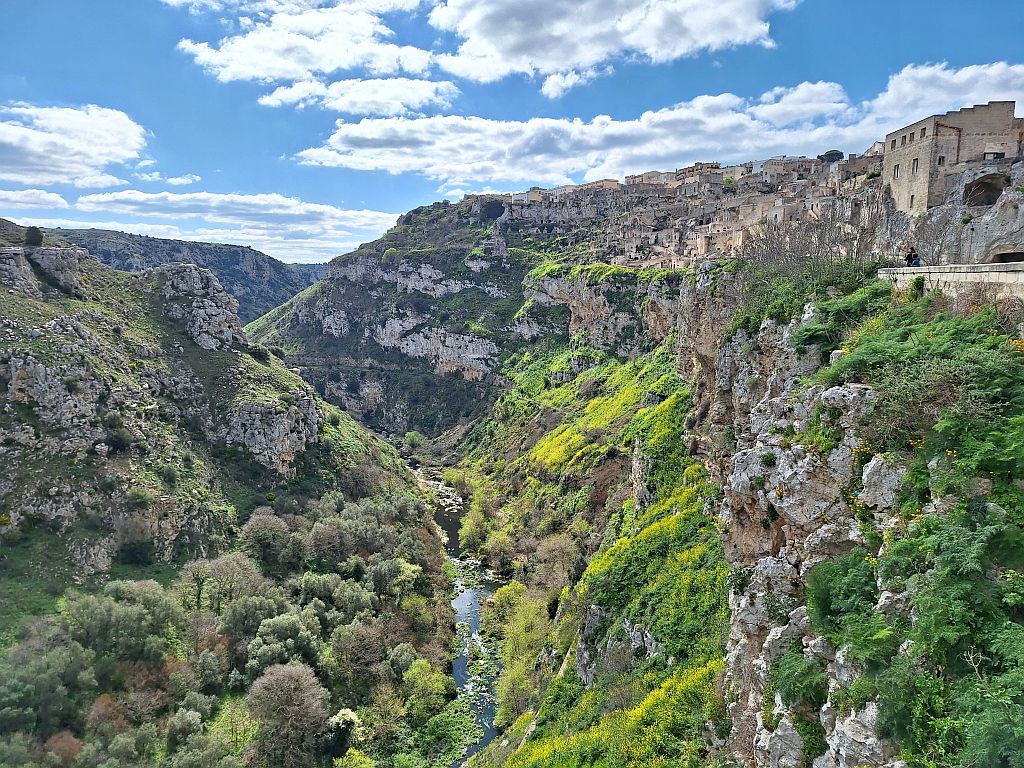 Wandern Italien Basilikata Matera Schlucht Blüten - Sento Wanderreisen