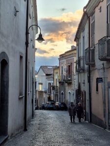 Wandern Italien Basilikata Melfi Gassen Abendlicht - Sento Wanderreisen