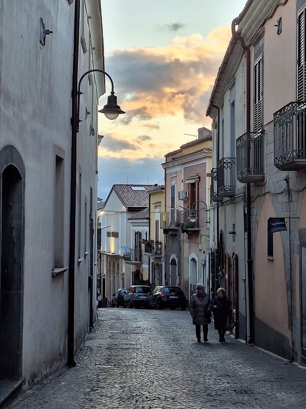 Wandern Italien Basilikata Melfi Gassen Abendlicht - Sento Wanderreisen