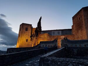 Wandern Italien Basilikata Melfi Kastell abends - Sento Wanderreisen