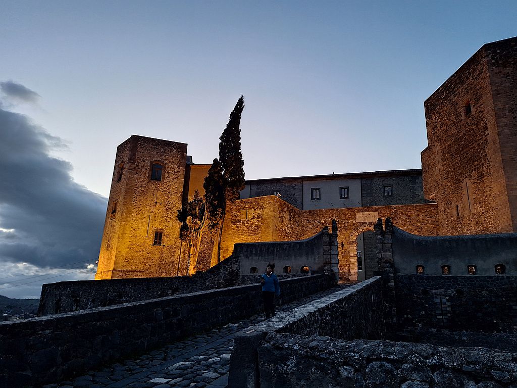 Wandern Italien Basilikata Melfi Kastell abends - Sento Wanderreisen