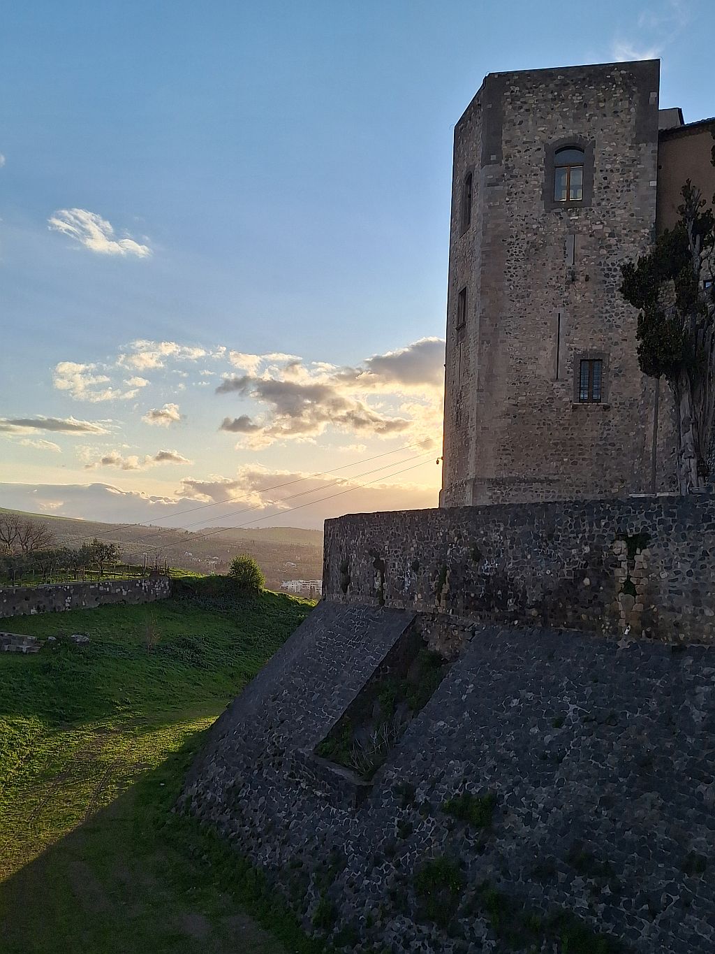 Wandern Italien Basilikata Melfi Kastell im Abendlicht - Sento Wanderreisen
