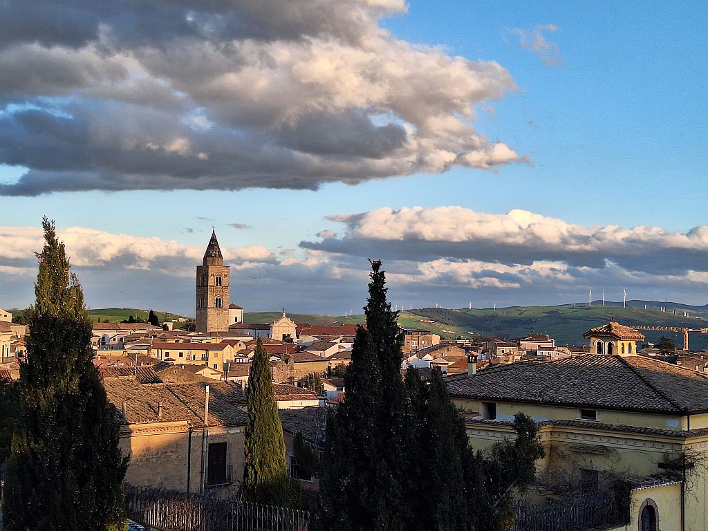 Wandern Italien Basilikata Melfi im Abendlicht - Sento Wanderreisen