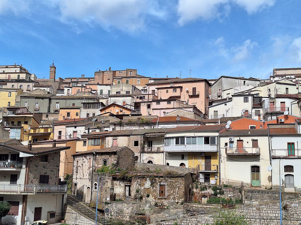 Wandern Italien Basilikata Rapolla bunte Häuser - Sento Wanderreisen