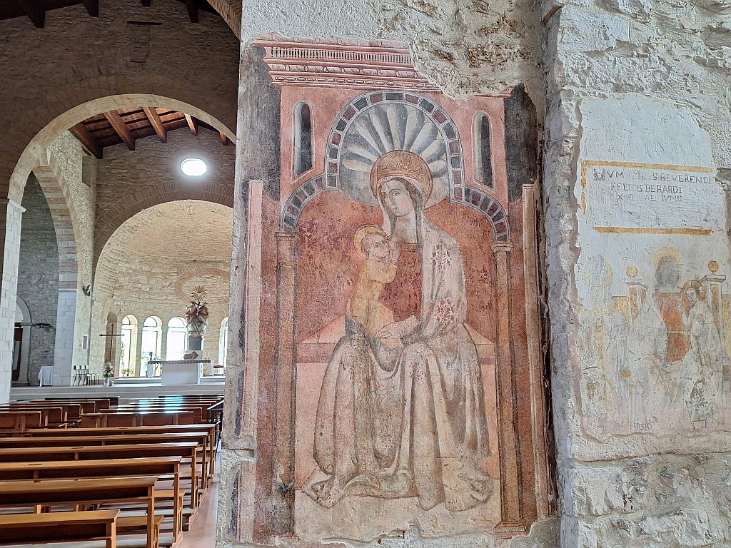 Wandern Italien Basilikata Venosa Kircheninneres - Sento Wanderreisen