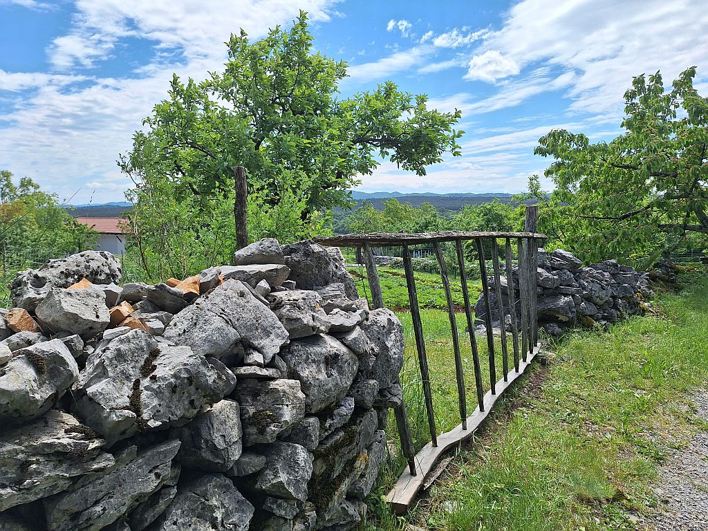 Wandern Slowenien Karst Dorf Volcji Grad - Sento Wanderreisen