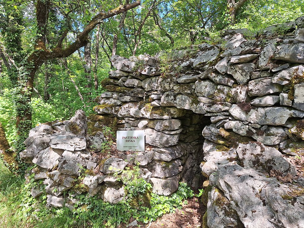 Wandern Slowenien Karst Dorf Volcji Grad Steinhütte - Sento Wanderreisen