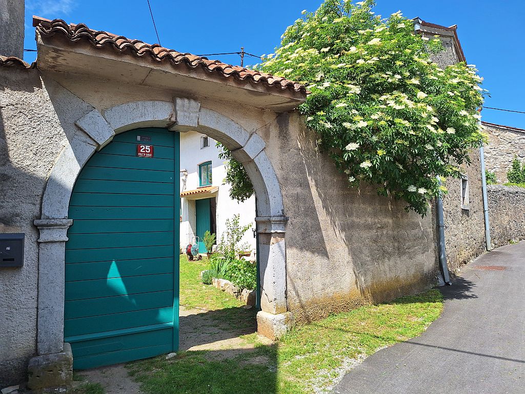 Wandern Slowenien Karst Dorf Volcji Steinportal - Sento Wanderreisen