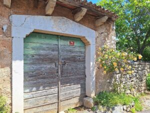 Wandern Slowenien Karst Dorf Volcji alte Steinportale - Sento Wanderreisen