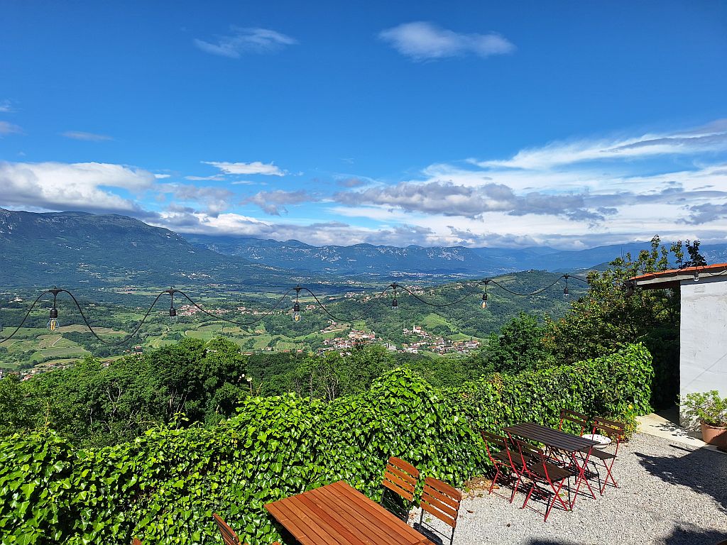 Wandern Slowenien Karst Käserei Terrasse 1 - Sento Wanderreisen