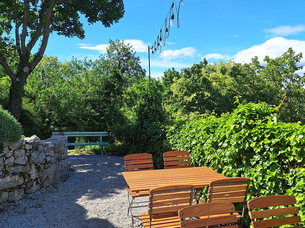 Wandern Slowenien Karst Käserei Terrasse - Sento Wanderreisen