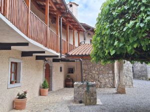 Wandern Slowenien Karst Karsthaus Balkone - Sento Wanderreisen