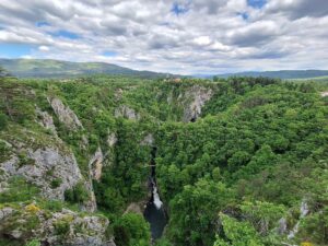 Wandern Slowenien Karst Skocjan Höhle von draußen - Sento Wanderreisen