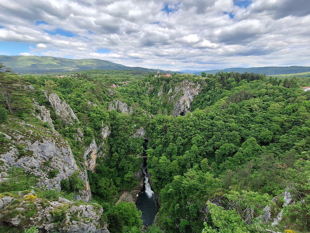 Wandern Slowenien Karst Skocjan Höhle von draußen - Sento Wanderreisen