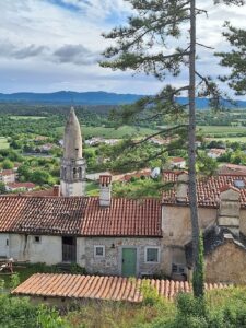 Wandern Slowenien Karst Stanjel Häuser - Sento Wanderreisen
