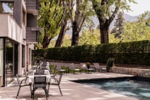 Hotel_Flora_Merano_Aussen_Schwimmbad_Terrasse_BeatricePilotto_L1410344