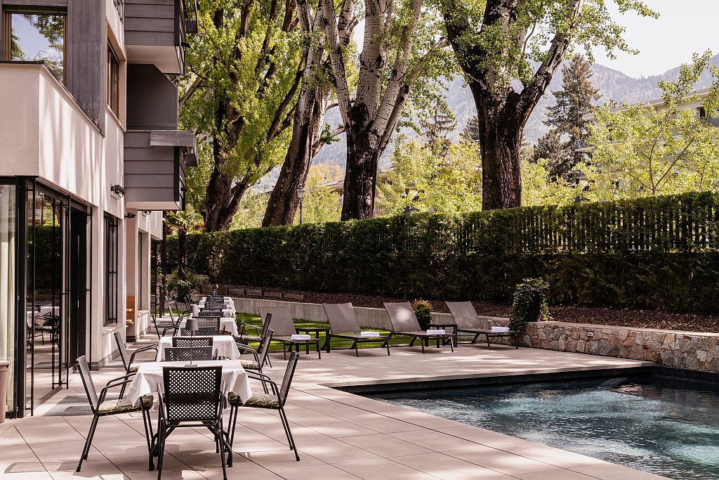 Hotel_Flora_Merano_Aussen_Schwimmbad_Terrasse_BeatricePilotto_L1410344