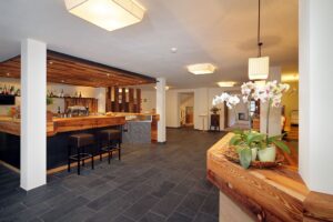 Südtirol Ultental Winterreise Bar und Eingang - Copyright Hotel Rainer St.Walburg