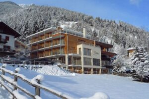 Südtirol Ultental Winterreise Hotel Außenansicht - Copyright Hotel Rainer St.Walburg