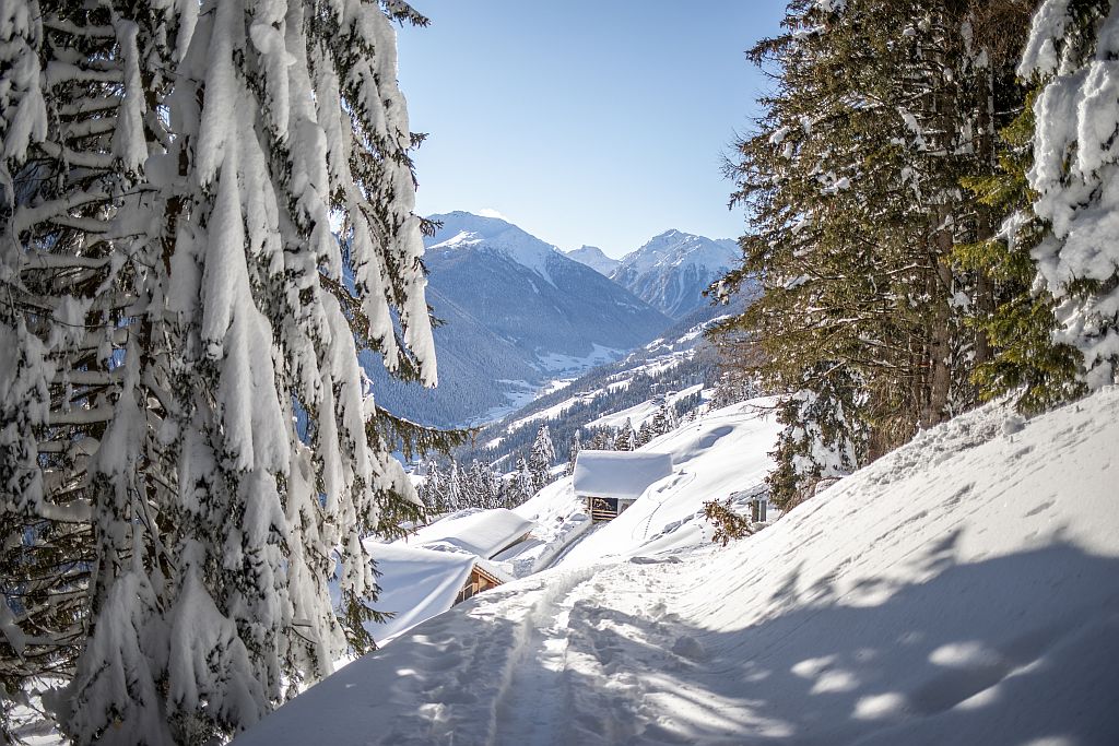 Südtirol Ultental Winterreise Wandern auf eine Alm (c) Tourismusgenossenschaft UltentalProveis - Gert Pöder