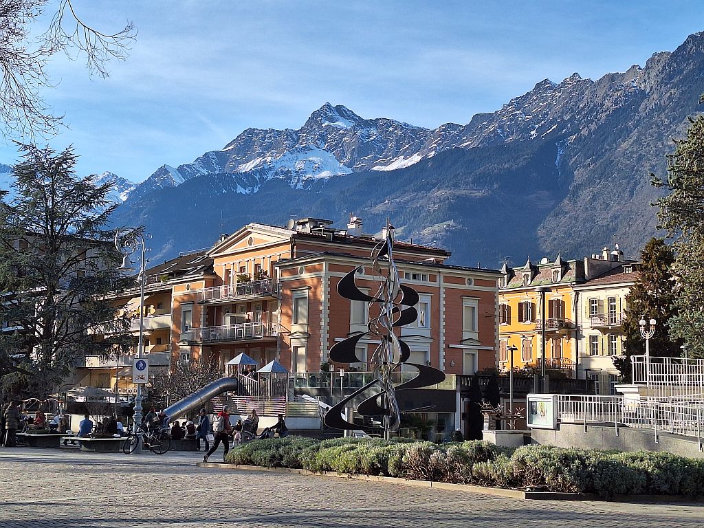 Südtirol Meran Winter Promenade mit Bergen - Sento Wanderreisen