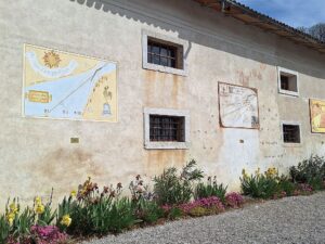 Wandern Italien Friaul Aiello Haus mit Sonnenuhr 1 - Sento Wanderreisen