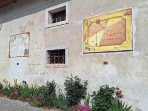 Wandern Italien Friaul Aiello Haus mit Sonnenuhr 2 - Sento Wanderreisen