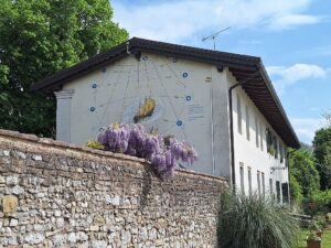 Wandern Italien Friaul Aiello Haus mit Sonnenuhr - Sento Wanderreisen