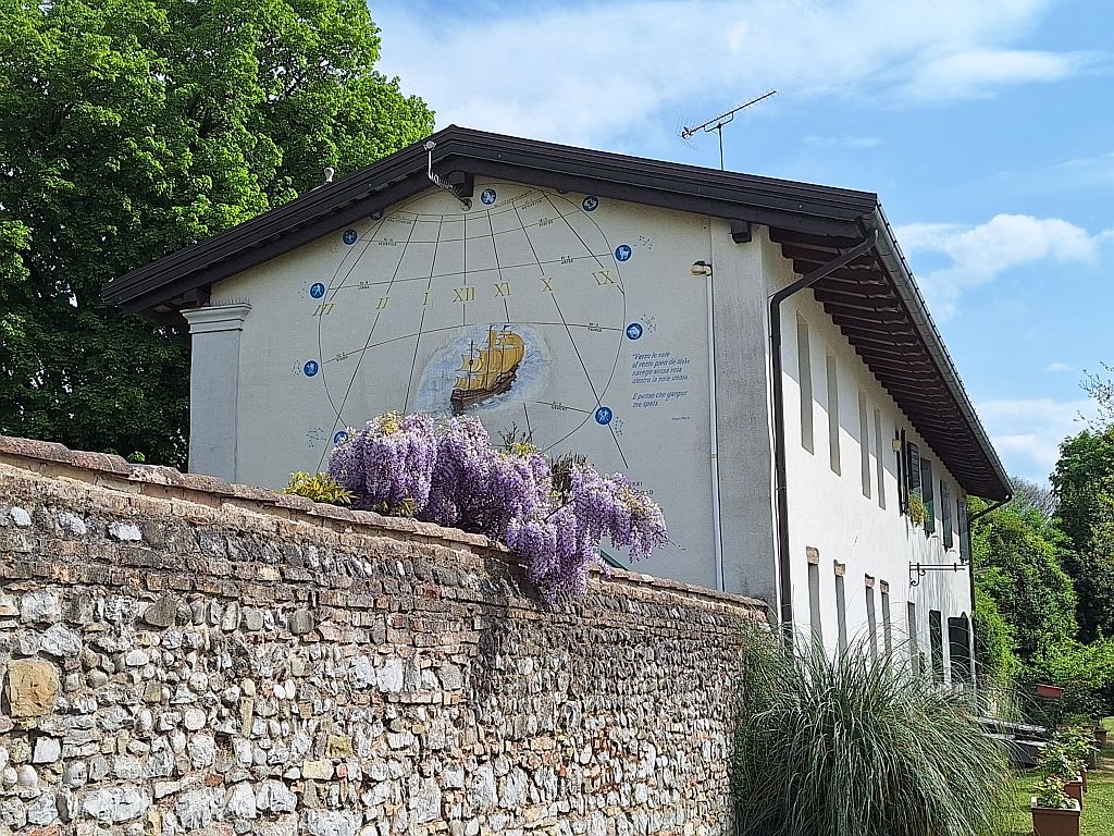 Wandern Italien Friaul Aiello Haus mit Sonnenuhr - Sento Wanderreisen