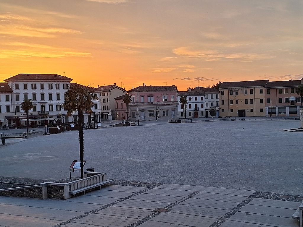 Wandern Italien Friaul Palmanova Piazza Grande Abendlicht - Sento Wanderreisen